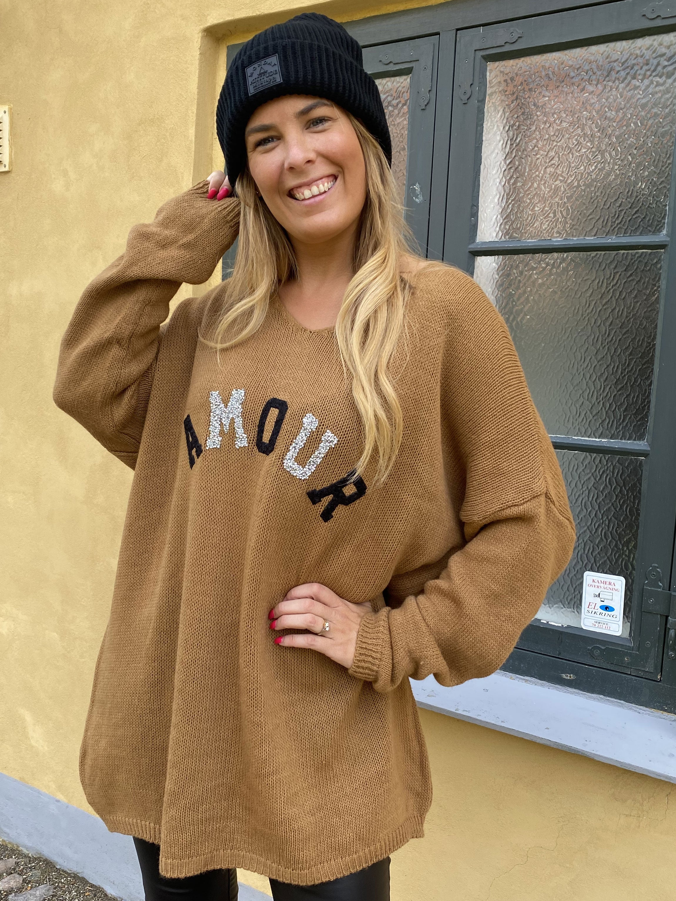 FORUDBESTILLING - Ninna - Stickad blus med amour stående framtill